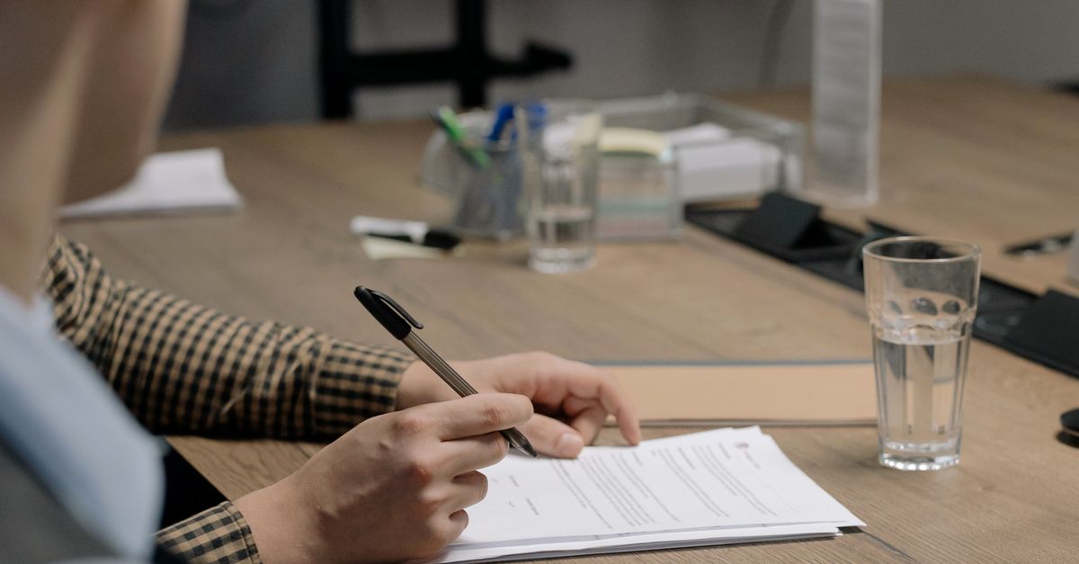 compte rendu de réunion : document synthétisant les discussions, décisions et actions à suivre pour assurer le suivi efficace des réunions.