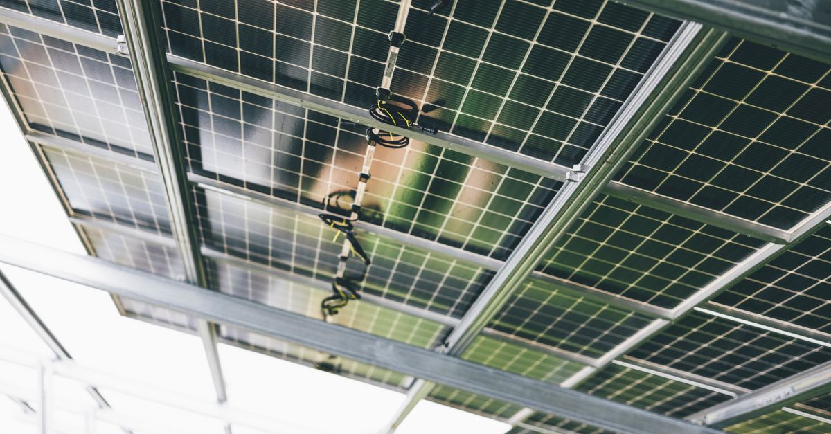 système de montage solaire performant et durable, conçu pour optimiser l'installation de panneaux photovoltaïques sur tous types de toitures.