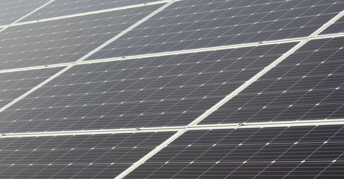 découvrez nos rails de fixation pour panneaux solaires, robustes et faciles à installer, conçus pour assurer la stabilité et la durabilité de votre installation photovoltaïque.