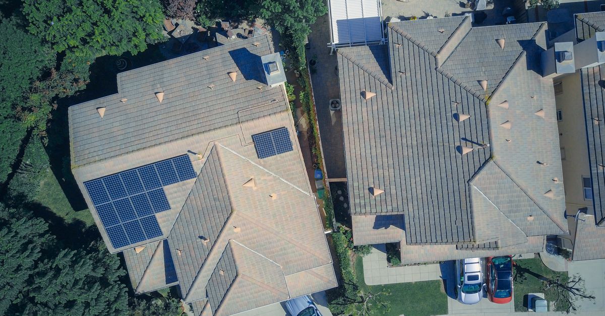 optimisez l'angle d'inclinaison de vos panneaux solaires pour maximiser la production d'énergie solaire tout au long de l'année.