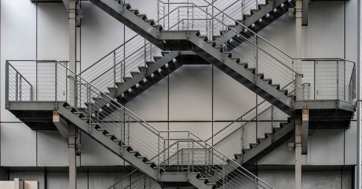 découvrez l'intégration d'escaliers élégants et fonctionnels pour optimiser l'espace et le design intérieur de votre maison ou bureau.