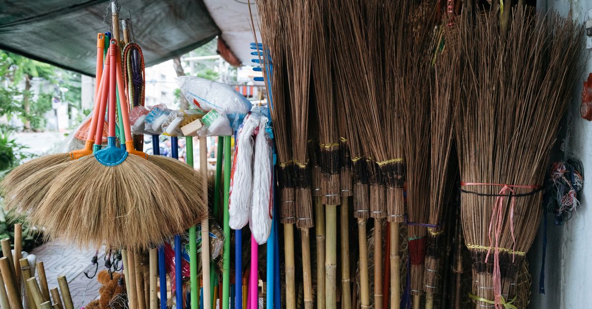 découvrez notre sélection de balais de qualité pour un nettoyage efficace et facile de votre maison.