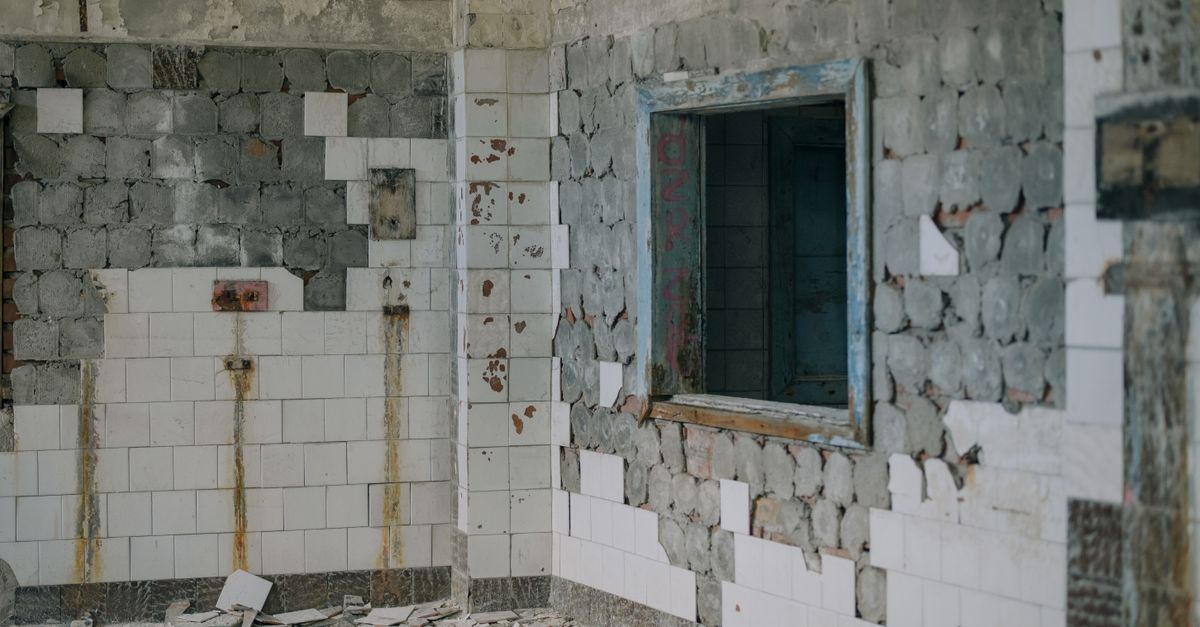 découvrez le coût du retrait de carrelage : facteurs influents, prix moyens et conseils pour bien planifier vos travaux de rénovation.