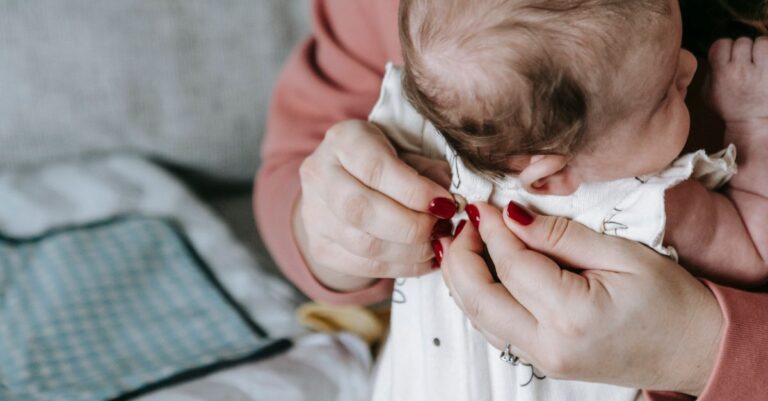 Vêtements de bébé : des astuces naturelles et efficaces pour venir à bout des taches
